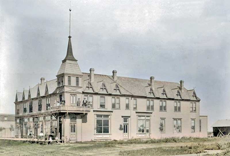 The Windsor Hotel in Springfield, Kansas in 1895.