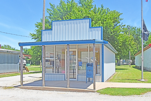 Dennis, Kansas, post office y Kathy Alexander.